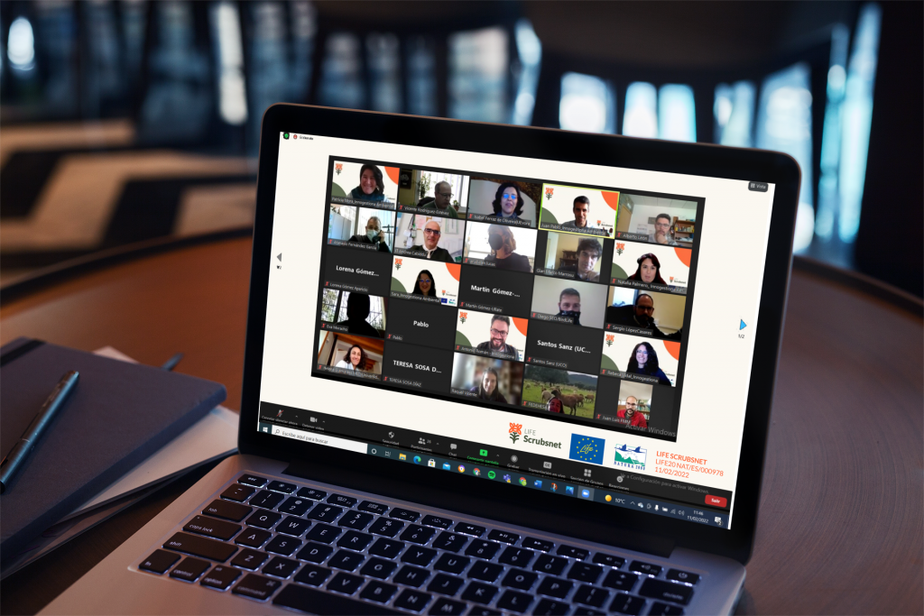 imagen de ordenador portatil en la que aparece un grupo de personas comunicándose por la plataforma zoom